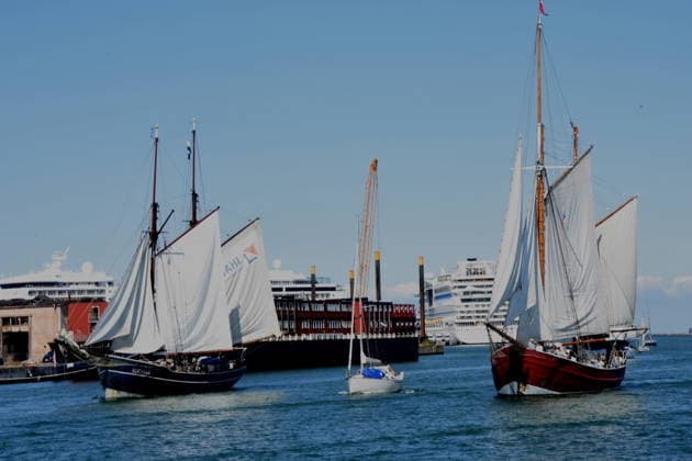 Segelschiffe Passagiere Warnemuende Ostsee 08.08.2026 Hafen 35 .Hanse Sail-Treffen von Segelschiffen und Schiffen Foto Warnemuende Ostsee *** Sailing ships, passengers, Warnemünde, Baltic Sea, August 8, 2026, Pier 35, Hanse Sail, gathering of sailing ships and other vessels, photo, Warnemünde, Baltic Sea