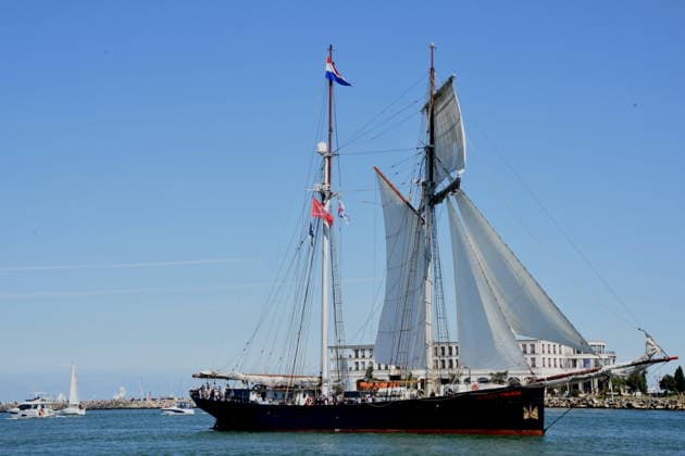 Segelschiffe Passagiere Warnemuende Ostsee 08.08.2026 Hafen 35 .Hanse Sail-Treffen von Segelschiffen und Schiffen Foto Warnemuende Ostsee *** Sailing ships, passengers, Warnemünde, Baltic Sea, August 8, 2026, Pier 35, Hanse Sail, gathering of sailing ships and other vessels, photo, Warnemünde, Baltic Sea