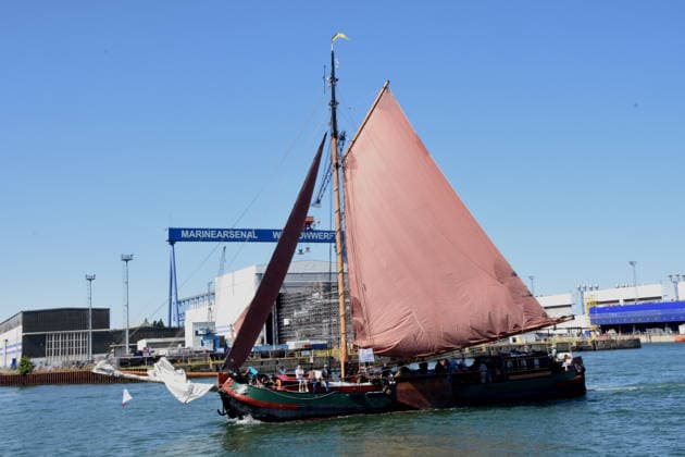 Segelschiff Passagiere Warnemuende Ostsee 08.08.2026 Hafen 35 .Hanse Sail-Treffen von Segelschiffen und Schiffen Foto Warnemuende Ostsee *** Sailing Ship Passengers Warnemünde Baltic Sea August 8, 2026 Pier 35 Hanse Sail Gathering of Sailing Ships and Vessels Photo Warnemünde Baltic Sea