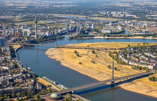 Luftbild, historisches Niedrigwasser am Rhein, trocken gefallene Rheinwiesen an der Rheinkniebrücke bei Oberkassel, Unterrath, Düsseldorf, Ruhrgebiet, Nordrhein-Westfalen, Deutschland !ACHTUNGxMINDESTHONORARx60xEURO! *** Aerial view, historic low water levels on the Rhine, dried-up Rhine meadows at the Rheinknie Bridge near Oberkassel, Unterrath, Düsseldorf, Ruhr region, North Rhine-Westphalia, Germany ATTENTION: MINIMUM FEE: 60 EUR