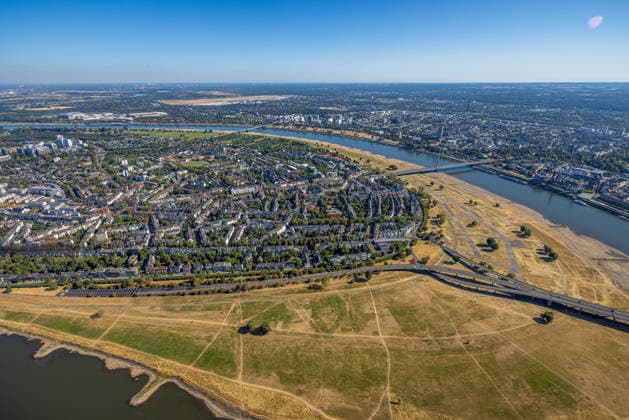 Luftbild, historisches Niedrigwasser am Rhein, trocken gefallene Rheinwiesen an der Rheinkniebrücke bei Oberkassel, Unterrath, Düsseldorf, Ruhrgebiet, Nordrhein-Westfalen, Deutschland !ACHTUNGxMINDESTHONORARx60xEURO! *** Aerial view, historic low water levels on the Rhine, dried-up Rhine meadows at the Rheinknie Bridge near Oberkassel, Unterrath, Düsseldorf, Ruhr region, North Rhine-Westphalia, Germany ATTENTION: MINIMUM FEE: 60 EUR