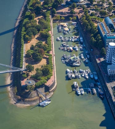 Luftbild, Niedrigwasser im Medienhafen Düsseldorf, historisches Niedrigwasser am Rhein, Unterbilk, Düsseldorf, Ruhrgebiet, Nordrhein-Westfalen, Deutschland !ACHTUNGxMINDESTHONORARx60xEURO! *** Aerial view, low water levels in Düsseldorf s Medienhafen, historic low water levels on the Rhine, Unterbilk, Düsseldorf, Ruhr region, North Rhine-Westphalia, Germany ATTENTION: MINIMUM FEE: 60 EUR
