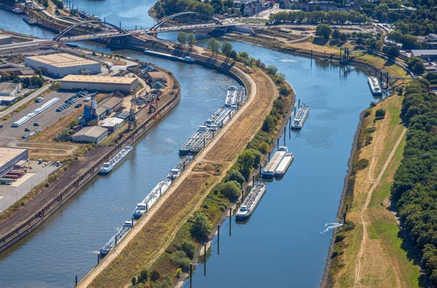 Luftbild, parkende Frachtschiffe am Ausgang der Duisburger Hafens, historisches Niedrigwasser am Rhein, Kaßlerfeld, Duisburg, Ruhrgebiet, Nordrhein-Westfalen, Deutschland !ACHTUNGxMINDESTHONORARx60xEURO! *** Aerial view, cargo ships docked at the exit of the Port of Duisburg, historic low water levels on the Rhine, Kaßlerfeld, Duisburg, Ruhr region, North Rhine-Westphalia, Germany ATTENTION: MINIMUM FEE: 60 EUR