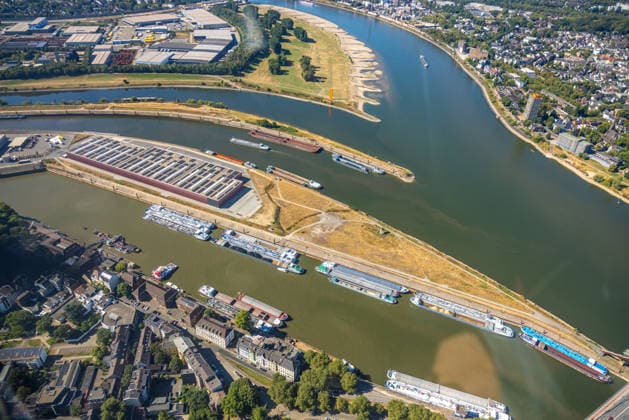Luftbild, parkende Frachtschiffe am Ausgang der Duisburger Hafens, historisches Niedrigwasser am Rhein, Kaßlerfeld, Duisburg, Ruhrgebiet, Nordrhein-Westfalen, Deutschland !ACHTUNGxMINDESTHONORARx60xEURO! *** Aerial view, cargo ships docked at the exit of the Port of Duisburg, historic low water levels on the Rhine, Kaßlerfeld, Duisburg, Ruhr region, North Rhine-Westphalia, Germany ATTENTION: MINIMUM FEE: 60 EUR
