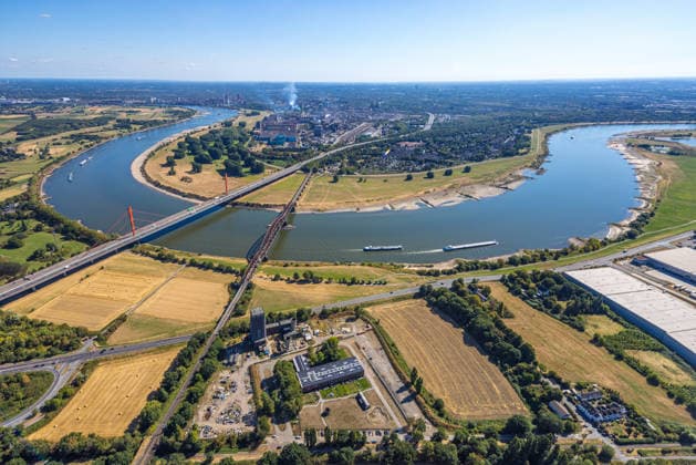 Luftbild, Eisenbahnbrücke und A42-Autobahnbrücke nach Bruckhausen, historisches Niedrigwasser am Rhein, Beeckerwerth, Duisburg, Ruhrgebiet, Nordrhein-Westfalen, Deutschland !ACHTUNGxMINDESTHONORARx60xEURO! *** Aerial view, railroad bridge and A42 highway bridge toward Bruckhausen, historic low water level on the Rhine, Beeckerwerth, Duisburg, Ruhr region, North Rhine-Westphalia, Germany ATTENTION: MINIMUM FEE: 60 EUR