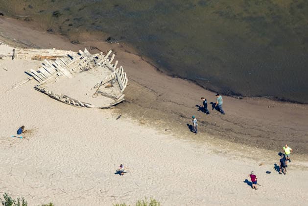 Luftbild, bei Niedrigwassersieht man das historische Schiffswrack De Hoop, historisches Niedrigwasser am Rhein, Salmorth, Kleve, Ruhrgebiet, Nordrhein-Westfalen, Deutschland !ACHTUNGxMINDESTHONORARx60xEURO! *** Aerial view; at low water, you can see the historic shipwreck De Hoop; historic low water on the Rhine; Salmorth, Kleve, Ruhr region, North Rhine-Westphalia, Germany ATTENTION: MINIMUM FEE: 60 EUR