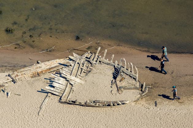Luftbild, bei Niedrigwassersieht man das historische Schiffswrack De Hoop, historisches Niedrigwasser am Rhein, Salmorth, Kleve, Ruhrgebiet, Nordrhein-Westfalen, Deutschland !ACHTUNGxMINDESTHONORARx60xEURO! *** Aerial view; at low water, you can see the historic shipwreck De Hoop; historic low water on the Rhine; Salmorth, Kleve, Ruhr region, North Rhine-Westphalia, Germany ATTENTION: MINIMUM FEE: 60 EUR