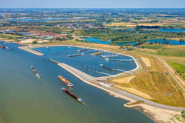 Luftbild, Frachtschiff auf dem Trockenen im Hafen von Spijk und Tolkamer in den Niederlanden, historisches Niedrigwasser am Rhein, Salmorth, Kleve, Ruhrgebiet, Nordrhein-Westfalen, Deutschland !ACHTUNGxMINDESTHONORARx60xEURO! *** Aerial view, cargo ship stranded in the harbor of Spijk and Tolkamer in the Netherlands; historic low water levels on the Rhine; Salmorth, Kleve, Ruhr region, North Rhine-Westphalia, Germany ATTENTION: MINIMUM FEE: 60 EUR