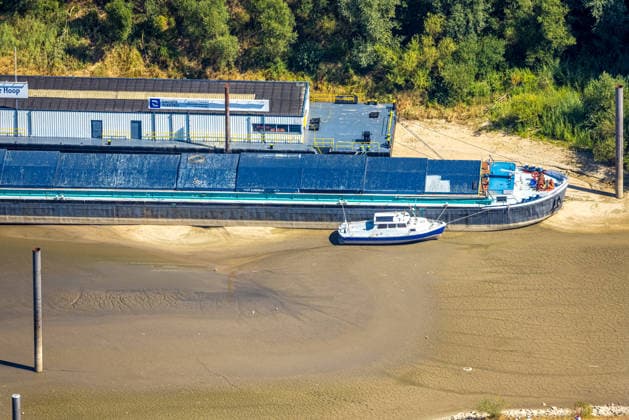 Luftbild, Frachtschiff auf dem Trockenen im Hafen von Spijk und Tolkamer in den Niederlanden, historisches Niedrigwasser am Rhein, Salmorth, Kleve, Ruhrgebiet, Nordrhein-Westfalen, Deutschland !ACHTUNGxMINDESTHONORARx60xEURO! *** Aerial view, cargo ship stranded in the harbor of Spijk and Tolkamer in the Netherlands; historic low water levels on the Rhine; Salmorth, Kleve, Ruhr region, North Rhine-Westphalia, Germany ATTENTION: MINIMUM FEE: 60 EUR