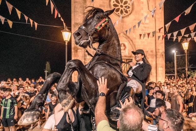 August 8, 2026, Llucmacanes, Menorca Balearic Islands, Spain: A caixer, or horse rider, rears his horse amid a cheering crowd during the traditional Jaleo at the Sant Gaieta Festival in Llucmacanes Llucmacanes Spain  - ZUMAo105 20260808_fap_o105_027 Copyright: xMatthiasxOesterlex