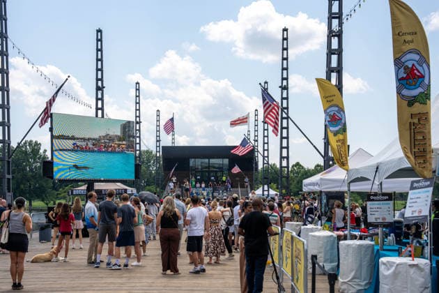 August 8, 2026, Washington, District Of Columbia, U.S.: Tourists and locals enjoy the weather on the Wharf during the DockDogs Big Air competition in Washington, DC. Washington U.S. - ZUMAh210 20260808_znp_h210_009 Copyright: xDavidxHansenx