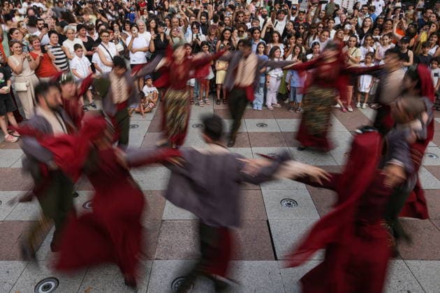 ARMENIA, YEREVAN - AUGUST 8, 2026: People in traditional clothes dance during the Siroooon Arm Fest festival celebrating Armenian culture, in Seasons Park. Alexander Patrin TASS  95915081