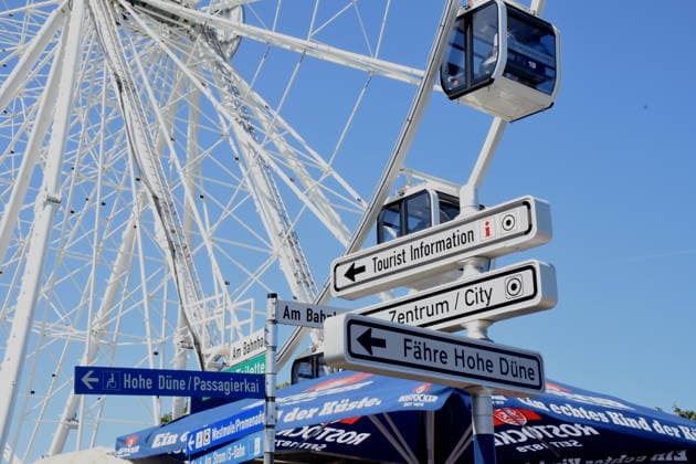 Strandpromenade Richtungsanzeiger Riesenrad Warnemuende Ostsee 08.08.2026 Hafen 35 .Hanse Sail-Treffen von Segelschiffen und Schiffen Foto Warnemuende Ostsee *** Beach Promenade, Directional Sign, Ferris Wheel, Warnemünde, Baltic Sea, August 8, 2026, Harbor 35, Hanse Sail, Gathering of Sailing Ships and Boats, Photo, Warnemünde, Baltic Sea