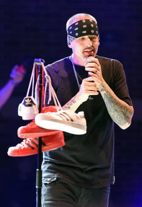 August 9, 2026, Woodstock, Georgia, USA: Brad Fischetti of LFO, with sneakers in honor of Rich Cronin and Devin Lima at Pop 2000 Tour at the Woodstock Summer Concert Series, Woodstock, Georgia. August 8, 2026 Woodstock USA  - ZUMAs380 20260809_zep_s380_012 Copyright: xDerekxStormx