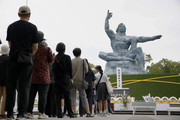 News Bilder des Tages 81st A-bomb anniversary in Nagasaki People queue in front of the Peace Statue at Peace Park in Nagasaki on Aug. 9, 2026, the 81st anniversary of the U.S. atomic bombing of the southwestern Japan city in World War II.  A14AA0005625406P