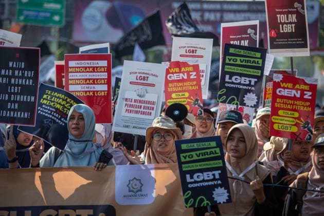 Thousands Rally in Surabaya Against LGBTQ Rights SURABAYA, Indonesia August 9, 2026: Thousands of demonstrators affiliated with the Alliance of Communities Concerned for the Generation gather on Governor Suryo Street during a rally opposing LGBTQ rights. Participants carried flags and banners expressing opposition to lesbian, gay, bisexual, transgender, and queer (LGBTQ) people and related issues. Surabaya Indonesia Copyright: x xMuhammadxIffanxMaulanax xJNAxPressx