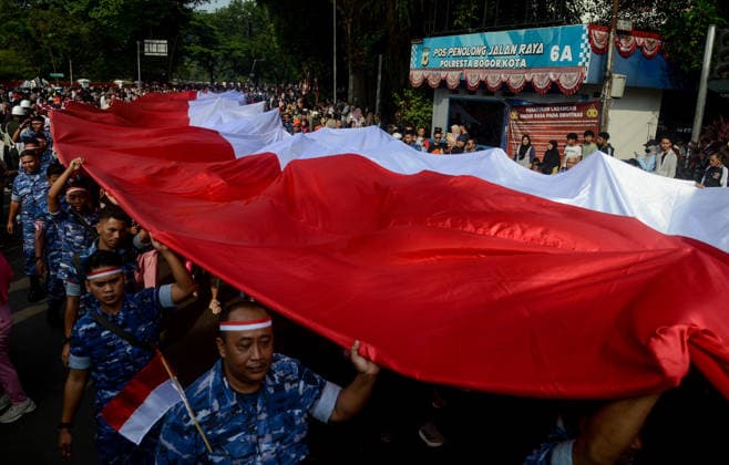 August 9, 2026, Bogor, West Java, Indonesia: Soldiers take part in carrying a 500-metre-long national flag as they marched through the streets of Bogor, West Java, during the ˜Merah Putih™ Festival parade ahead of Indonesia™s 81st Independence Day celebrations. Bogor Indonesia - ZUMAa216 20260809_zip_a216_004 Copyright: xAdrianaxAdiex