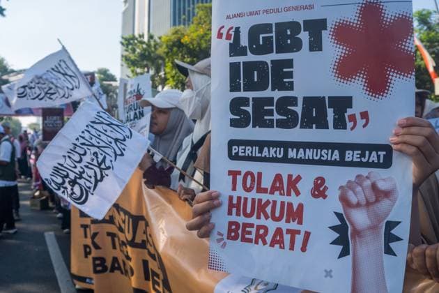 Thousands Rally in Surabaya Against LGBTQ Rights SURABAYA, Indonesia August 9, 2026: Thousands of demonstrators affiliated with the Alliance of Communities Concerned for the Generation gather on Governor Suryo Street during a rally opposing LGBTQ rights. Participants carried flags and banners expressing opposition to lesbian, gay, bisexual, transgender, and queer (LGBTQ) people and related issues. Surabaya Indonesia Copyright: x xMuhammadxIffanxMaulanax xJNAxPressx