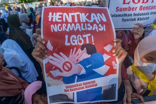 Thousands Rally in Surabaya Against LGBTQ Rights SURABAYA, Indonesia August 9, 2026: Thousands of demonstrators affiliated with the Alliance of Communities Concerned for the Generation gather on Governor Suryo Street during a rally opposing LGBTQ rights. Participants carried flags and banners expressing opposition to lesbian, gay, bisexual, transgender, and queer (LGBTQ) people and related issues. Surabaya Indonesia Copyright: x xMuhammadxIffanxMaulanax xJNAxPressx