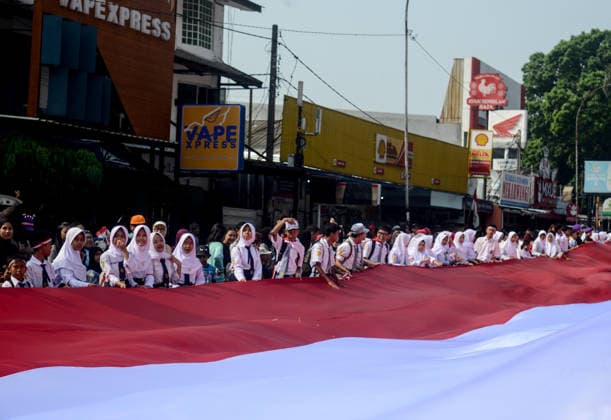 August 9, 2026, Bogor, West Java, Indonesia: Students take part in carrying a 500-metre-long national flag as they marched through the streets of Bogor, West Java, during the ˜Merah Putih™ Festival parade ahead of Indonesia™s 81st Independence Day celebrations. Bogor Indonesia - ZUMAa216 20260809_zip_a216_008 Copyright: xAdrianaxAdiex