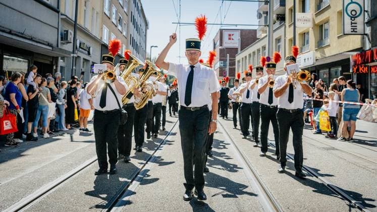 Cranger Kirmesumzug - Einen Tag nach dem dem Auftakt: Cranger Kirmesumzug durch die Stadt im Livestream bei der WAZ. Am 08.08.2026 in Herne ** NUR FÜR REDAKTIONELLE ZWECKE ** EDITORIAL USE ONLY **<p>Cranger Kirmesumzug - Einen Tag nach dem dem Auftakt: Cranger Kirmesumzug durch die Stadt im Livestream bei der WAZ. Am 08.08.2026 in Herne Herne Copyright: ChristophxJendral *** Cranger Kirmes Parade: One day after the kickoff, the Cranger Kirmes parade through the city will be livestreamed by the WAZ on August 8, 2026, in Herne ** FOR EDITORIAL USE ONLY ** EDITORIAL USE ONLY ** p Cranger Kirmes Parade One day after the kickoff, the Cranger Kirmes parade through the city was livestreamed by the WAZ on August 8, 2026, in Herne Herne Copyrig Copyright: ChristophxJendral doc872niriz1s713i5nh144i ,EDITORIAL USE ONLY