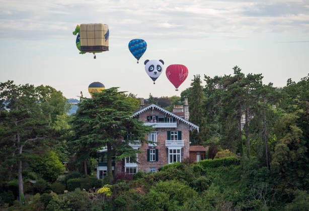 August 8, 2026, Bristol, Bristol, UK: Bristol, UK. Hot air balloons take off in a mass ascent from Ashton Court and past the Clifton Suspension Bridge on Saturday evening for the 2026 48th Bristol International Balloon Fiesta in partnership with Albert Goodman taking place from Friday, August 7, to Sunday, August 9, with mass ascents and night glows celebrating the city of Bristol and its heritage links to hot air ballooning. Bristol UK  - ZUMAl94_ 20260808_zaf_l94_058 Copyright: xSimonxChapmanx