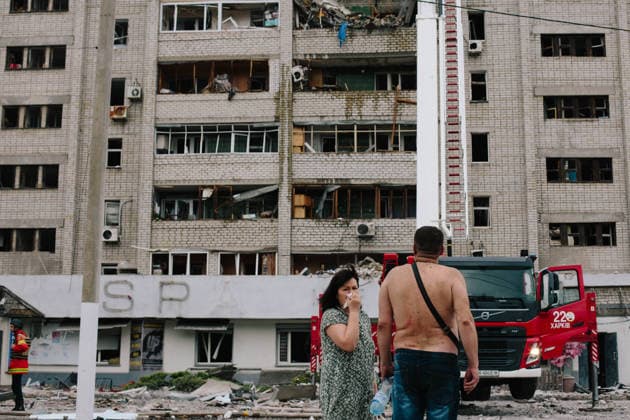 Consequences Of The Attack On Kharkiv Residents stand near their home, where most of their belongings were destroyed, in an apartment building that was among the most affected, in Kharkiv, Ukraine, on August 9, 2026. On the morning of August 9, 2026, Russia attacked Kharkiv with jet drones, previously known as Banderol. One of the shells hit a residential high-rise building, causing floors 7 to 10 to collapse. According to the city hall, at least two people died. The rubble is being cleared. Kharkiv Ukraine  Copyright: xPavloxPakhomenkox originalFilename: pakhomenko-notitle260809_nplsK.jpg