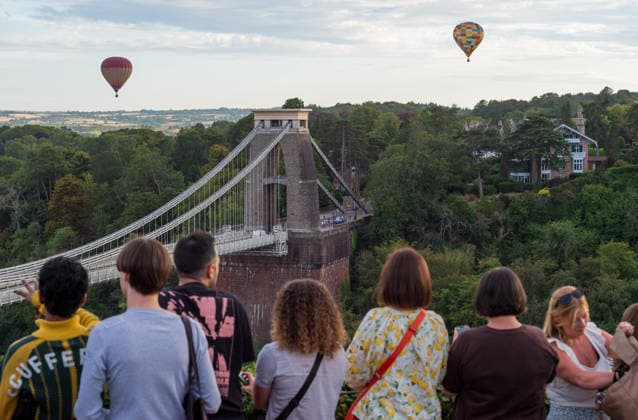 August 8, 2026, Bristol, Bristol, UK: Bristol, UK. Crowds watch by the Clifton Suspension Bridge as hot air balloons take off in a mass ascent from Ashton Court on Saturday evening for the 2026 48th Bristol International Balloon Fiesta in partnership with Albert Goodman taking place from Friday, August 7, to Sunday, August 9, with mass ascents and night glows celebrating the city of Bristol and its heritage links to hot air ballooning. Bristol UK  - ZUMAl94_ 20260808_zaf_l94_060 Copyright: xSimonxChapmanx