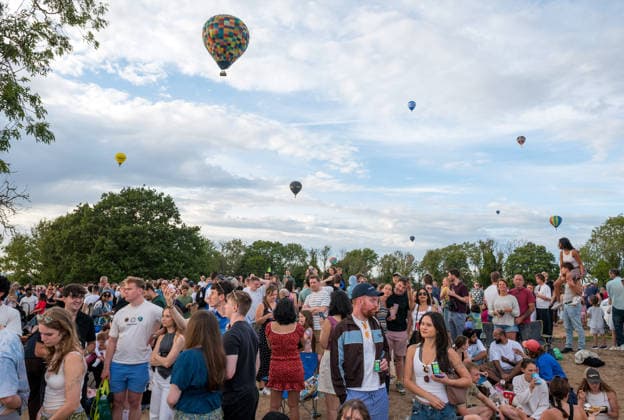 August 8, 2026, Bristol, Bristol, UK: Bristol, UK. Crowds watch by the Clifton Suspension Bridge as hot air balloons take off in a mass ascent from Ashton Court on Saturday evening for the 2026 48th Bristol International Balloon Fiesta in partnership with Albert Goodman taking place from Friday, August 7, to Sunday, August 9, with mass ascents and night glows celebrating the city of Bristol and its heritage links to hot air ballooning. Bristol UK  - ZUMAl94_ 20260808_zaf_l94_063 Copyright: xSimonxChapmanx
