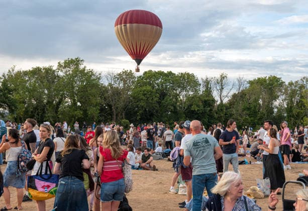 August 8, 2026, Bristol, Bristol, UK: Bristol, UK. Crowds watch by the Clifton Suspension Bridge as hot air balloons take off in a mass ascent from Ashton Court on Saturday evening for the 2026 48th Bristol International Balloon Fiesta in partnership with Albert Goodman taking place from Friday, August 7, to Sunday, August 9, with mass ascents and night glows celebrating the city of Bristol and its heritage links to hot air ballooning. Bristol UK  - ZUMAl94_ 20260808_zaf_l94_064 Copyright: xSimonxChapmanx