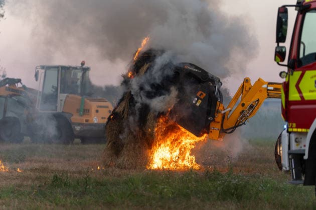 Strohballenlager brennt Feuer greift auf Wald über rund 70 Kräfte im Einsatz Am Samstag den 08.08.2026, geriet gegen 19:15 Uhr ein Strohballenlager im Großwiesenweg in Dieburg in Brand. Von rund 30 bis 40 gelagerten Großballen fingen etwa 10 bis 12 Feuer, die Flammen griffen zudem auf ein angrenzendes Waldstück über, das die Einsatzkräfte in Riegelstellung sicherten. Rund 70 Kräfte der Feuerwehren aus Dieburg, Münster und Groß-Zimmern rückten aus und löschten die Ballen mit Tanklöschfahrzeugen und Unterstützung von Traktoren. Die Rauchentwicklung hätte in Richtung der Bundesstraße 45 zu Sichtbehinderungen führen können. Die Brandursache war zunächst unklar und sollte von der Polizei ermittelt werden. Dieburg Hess