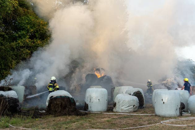 Strohballenlager brennt Feuer greift auf Wald über rund 70 Kräfte im Einsatz Am Samstag den 08.08.2026, geriet gegen 19:15 Uhr ein Strohballenlager im Großwiesenweg in Dieburg in Brand. Von rund 30 bis 40 gelagerten Großballen fingen etwa 10 bis 12 Feuer, die Flammen griffen zudem auf ein angrenzendes Waldstück über, das die Einsatzkräfte in Riegelstellung sicherten. Rund 70 Kräfte der Feuerwehren aus Dieburg, Münster und Groß-Zimmern rückten aus und löschten die Ballen mit Tanklöschfahrzeugen und Unterstützung von Traktoren. Die Rauchentwicklung hätte in Richtung der Bundesstraße 45 zu Sichtbehinderungen führen können. Die Brandursache war zunächst unklar und sollte von der Polizei ermittelt werden. Dieburg Hess