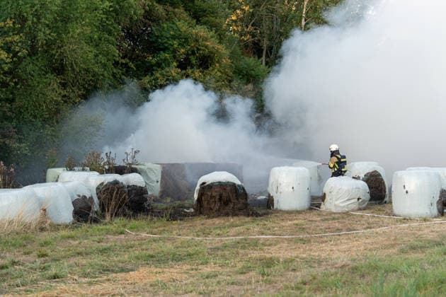 Strohballenlager brennt Feuer greift auf Wald über rund 70 Kräfte im Einsatz Am Samstag den 08.08.2026, geriet gegen 19:15 Uhr ein Strohballenlager im Großwiesenweg in Dieburg in Brand. Von rund 30 bis 40 gelagerten Großballen fingen etwa 10 bis 12 Feuer, die Flammen griffen zudem auf ein angrenzendes Waldstück über, das die Einsatzkräfte in Riegelstellung sicherten. Rund 70 Kräfte der Feuerwehren aus Dieburg, Münster und Groß-Zimmern rückten aus und löschten die Ballen mit Tanklöschfahrzeugen und Unterstützung von Traktoren. Die Rauchentwicklung hätte in Richtung der Bundesstraße 45 zu Sichtbehinderungen führen können. Die Brandursache war zunächst unklar und sollte von der Polizei ermittelt werden. Dieburg Hess