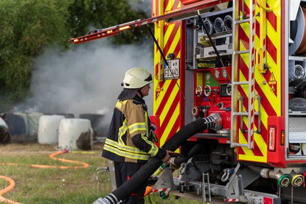 Strohballenlager brennt Feuer greift auf Wald über rund 70 Kräfte im Einsatz Am Samstag den 08.08.2026, geriet gegen 19:15 Uhr ein Strohballenlager im Großwiesenweg in Dieburg in Brand. Von rund 30 bis 40 gelagerten Großballen fingen etwa 10 bis 12 Feuer, die Flammen griffen zudem auf ein angrenzendes Waldstück über, das die Einsatzkräfte in Riegelstellung sicherten. Rund 70 Kräfte der Feuerwehren aus Dieburg, Münster und Groß-Zimmern rückten aus und löschten die Ballen mit Tanklöschfahrzeugen und Unterstützung von Traktoren. Die Rauchentwicklung hätte in Richtung der Bundesstraße 45 zu Sichtbehinderungen führen können. Die Brandursache war zunächst unklar und sollte von der Polizei ermittelt werden. Dieburg Hess