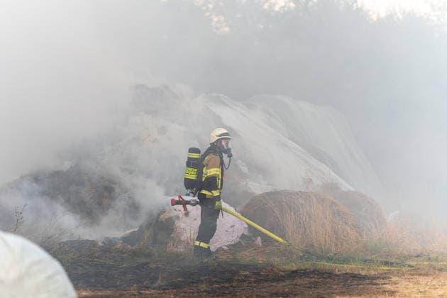 Strohballenlager brennt Feuer greift auf Wald über rund 70 Kräfte im Einsatz Am Samstag den 08.08.2026, geriet gegen 19:15 Uhr ein Strohballenlager im Großwiesenweg in Dieburg in Brand. Von rund 30 bis 40 gelagerten Großballen fingen etwa 10 bis 12 Feuer, die Flammen griffen zudem auf ein angrenzendes Waldstück über, das die Einsatzkräfte in Riegelstellung sicherten. Rund 70 Kräfte der Feuerwehren aus Dieburg, Münster und Groß-Zimmern rückten aus und löschten die Ballen mit Tanklöschfahrzeugen und Unterstützung von Traktoren. Die Rauchentwicklung hätte in Richtung der Bundesstraße 45 zu Sichtbehinderungen führen können. Die Brandursache war zunächst unklar und sollte von der Polizei ermittelt werden. Dieburg Hess