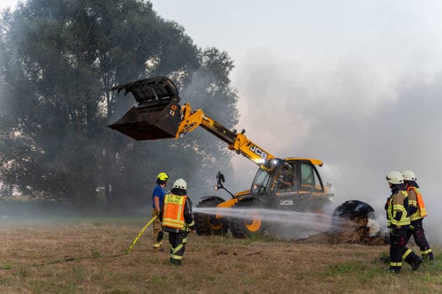 Strohballenlager brennt Feuer greift auf Wald über rund 70 Kräfte im Einsatz Am Samstag den 08.08.2026, geriet gegen 19:15 Uhr ein Strohballenlager im Großwiesenweg in Dieburg in Brand. Von rund 30 bis 40 gelagerten Großballen fingen etwa 10 bis 12 Feuer, die Flammen griffen zudem auf ein angrenzendes Waldstück über, das die Einsatzkräfte in Riegelstellung sicherten. Rund 70 Kräfte der Feuerwehren aus Dieburg, Münster und Groß-Zimmern rückten aus und löschten die Ballen mit Tanklöschfahrzeugen und Unterstützung von Traktoren. Die Rauchentwicklung hätte in Richtung der Bundesstraße 45 zu Sichtbehinderungen führen können. Die Brandursache war zunächst unklar und sollte von der Polizei ermittelt werden. Dieburg Hess