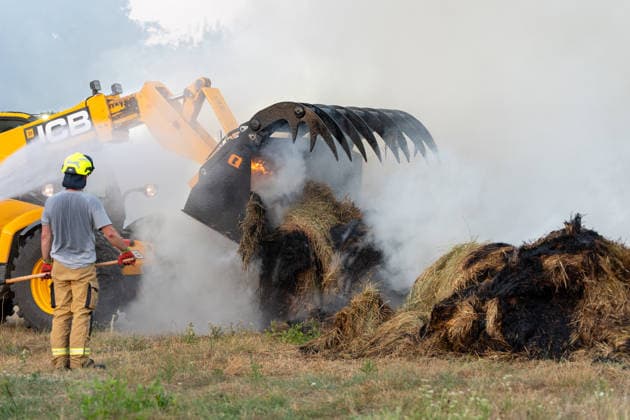 Strohballenlager brennt Feuer greift auf Wald über rund 70 Kräfte im Einsatz Am Samstag den 08.08.2026, geriet gegen 19:15 Uhr ein Strohballenlager im Großwiesenweg in Dieburg in Brand. Von rund 30 bis 40 gelagerten Großballen fingen etwa 10 bis 12 Feuer, die Flammen griffen zudem auf ein angrenzendes Waldstück über, das die Einsatzkräfte in Riegelstellung sicherten. Rund 70 Kräfte der Feuerwehren aus Dieburg, Münster und Groß-Zimmern rückten aus und löschten die Ballen mit Tanklöschfahrzeugen und Unterstützung von Traktoren. Die Rauchentwicklung hätte in Richtung der Bundesstraße 45 zu Sichtbehinderungen führen können. Die Brandursache war zunächst unklar und sollte von der Polizei ermittelt werden. Dieburg Hess