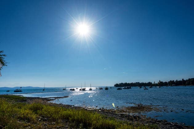 Sommer, Sonne, Bodensee, Blick über den See, die Boote liegen weit draußen, Wasserburg, August 2026 Deutschland, Wasserburg, August 2026, Sommer, Sonne, Bodensee, Blick über den See, die Boote liegen weit draußen, durch Trockenheit freigelegte Uferzone am Bodensee, die aktuelle Trockenheit hat den Pegelstand stark sinken lassen, Niedrigwasser, Wasserstand sehr niedrig, zu wenig Regen, schönes Wetter, Sommer, Sonnenschein, Landkreis Lindau, Bayern, *** Summer, sun, Lake Constance, view across the lake, boats anchored far out, Wasserburg, August 2026, Germany, Wasserburg, August 2026, summer, sun, Lake Constance, view across the lake, boats anchored far out, shoreline exposed by drought on Lake Constance, the current drought has caused t