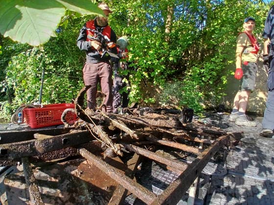 CNTV ALSTER- Die Aktion Sauberer Journalismus brachte wieder viel Muell aus der vom Grund der Alster ans Tageslicht 09.AUGUST 2026 Die Aktion fand zum 16 mal statt. Verkehrsschilder, E-Scooter, Metallschrott und Fahrraeder wurden aus dem Wasser geborgen Bei der Aktion Saubererer Journalismus tauchen Journalisten und befreien die Kanaele und die Alster in Hamburg von Dreck und Muell Hamburg Deutschland *** CNTV ALSTER The Clean Journalism campaign once again brought a lot of trash to the surface from the bottom of the Alster. AUGUST 9, 2026 The campaign took place for the 16th time. Traffic signs, e-scooters, scrap metal, and bicycles were retrieved from the water. During the Clean Journalism campaign, journalists dive in to clear the c