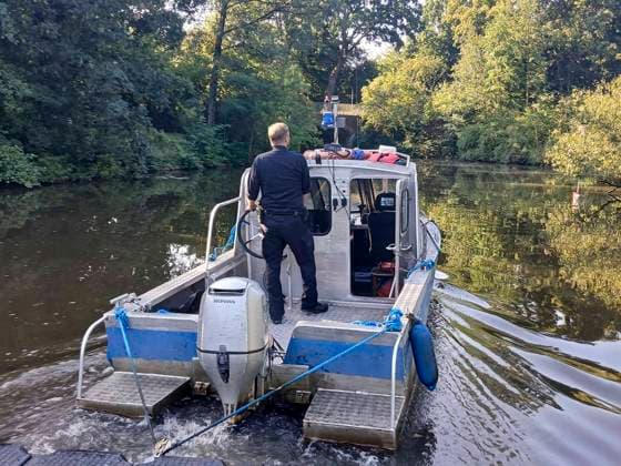 CNTV ALSTER- Die Aktion Sauberer Journalismus brachte wieder viel Muell aus der vom Grund der Alster ans Tageslicht 09.AUGUST 2026 Die Aktion fand zum 16 mal statt. Verkehrsschilder, E-Scooter, Metallschrott und Fahrraeder wurden aus dem Wasser geborgen Bei der Aktion Saubererer Journalismus tauchen Journalisten und befreien die Kanaele und die Alster in Hamburg von Dreck und Muell Hamburg Deutschland *** CNTV ALSTER The Clean Journalism campaign once again brought a lot of trash to the surface from the bottom of the Alster. AUGUST 9, 2026 The campaign took place for the 16th time. Traffic signs, e-scooters, scrap metal, and bicycles were retrieved from the water. During the Clean Journalism campaign, journalists dive in to clear the c