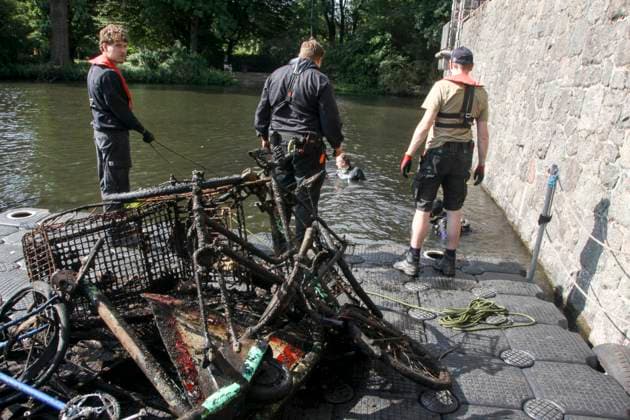 CNTV ALSTER- Die Aktion Sauberer Journalismus brachte wieder viel Muell aus der vom Grund der Alster ans Tageslicht 09.AUGUST 2026 Die Aktion fand zum 16 mal statt. Verkehrsschilder, E-Scooter, Metallschrott und Fahrraeder wurden aus dem Wasser geborgen Bei der Aktion Saubererer Journalismus tauchen Journalisten und befreien die Kanaele und die Alster in Hamburg von Dreck und Muell Hamburg Deutschland *** CNTV ALSTER The Clean Journalism campaign once again brought a lot of trash to the surface from the bottom of the Alster. AUGUST 9, 2026 The campaign took place for the 16th time. Traffic signs, e-scooters, scrap metal, and bicycles were retrieved from the water. During the Clean Journalism campaign, journalists dive in to clear the c