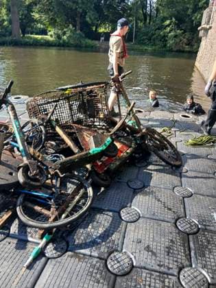 CNTV ALSTER- Die Aktion Sauberer Journalismus brachte wieder viel Muell aus der vom Grund der Alster ans Tageslicht 09.AUGUST 2026 Die Aktion fand zum 16 mal statt. Verkehrsschilder, E-Scooter, Metallschrott und Fahrraeder wurden aus dem Wasser geborgen Bei der Aktion Saubererer Journalismus tauchen Journalisten und befreien die Kanaele und die Alster in Hamburg von Dreck und Muell Hamburg Deutschland *** CNTV ALSTER The Clean Journalism campaign once again brought a lot of trash to the surface from the bottom of the Alster. AUGUST 9, 2026 The campaign took place for the 16th time. Traffic signs, e-scooters, scrap metal, and bicycles were retrieved from the water. During the Clean Journalism campaign, journalists dive in to clear the c