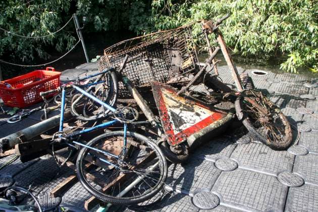 CNTV ALSTER- Die Aktion Sauberer Journalismus brachte wieder viel Muell aus der vom Grund der Alster ans Tageslicht 09.AUGUST 2026 Die Aktion fand zum 16 mal statt. Verkehrsschilder, E-Scooter, Metallschrott und Fahrraeder wurden aus dem Wasser geborgen Bei der Aktion Saubererer Journalismus tauchen Journalisten und befreien die Kanaele und die Alster in Hamburg von Dreck und Muell Hamburg Deutschland *** CNTV ALSTER The Clean Journalism campaign once again brought a lot of trash to the surface from the bottom of the Alster. AUGUST 9, 2026 The campaign took place for the 16th time. Traffic signs, e-scooters, scrap metal, and bicycles were retrieved from the water. During the Clean Journalism campaign, journalists dive in to clear the c