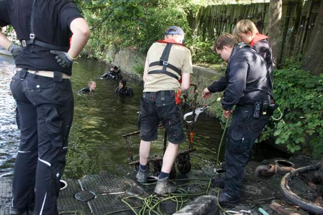 CNTV ALSTER- Die Aktion Sauberer Journalismus brachte wieder viel Muell aus der vom Grund der Alster ans Tageslicht 09.AUGUST 2026 Die Aktion fand zum 16 mal statt. Verkehrsschilder, E-Scooter, Metallschrott und Fahrraeder wurden aus dem Wasser geborgen Bei der Aktion Saubererer Journalismus tauchen Journalisten und befreien die Kanaele und die Alster in Hamburg von Dreck und Muell Hamburg Deutschland *** CNTV ALSTER The Clean Journalism campaign once again brought a lot of trash to the surface from the bottom of the Alster. AUGUST 9, 2026 The campaign took place for the 16th time. Traffic signs, e-scooters, scrap metal, and bicycles were retrieved from the water. During the Clean Journalism campaign, journalists dive in to clear the c