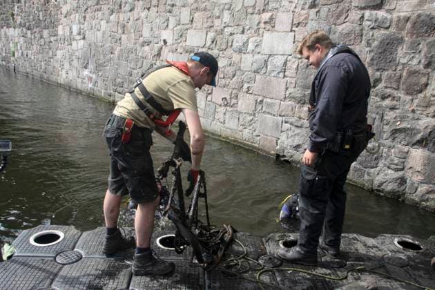 CNTV ALSTER- Die Aktion Sauberer Journalismus brachte wieder viel Muell aus der vom Grund der Alster ans Tageslicht 09.AUGUST 2026 Die Aktion fand zum 16 mal statt. Verkehrsschilder, E-Scooter, Metallschrott und Fahrraeder wurden aus dem Wasser geborgen Bei der Aktion Saubererer Journalismus tauchen Journalisten und befreien die Kanaele und die Alster in Hamburg von Dreck und Muell Hamburg Deutschland *** CNTV ALSTER The Clean Journalism campaign once again brought a lot of trash to the surface from the bottom of the Alster. AUGUST 9, 2026 The campaign took place for the 16th time. Traffic signs, e-scooters, scrap metal, and bicycles were retrieved from the water. During the Clean Journalism campaign, journalists dive in to clear the c
