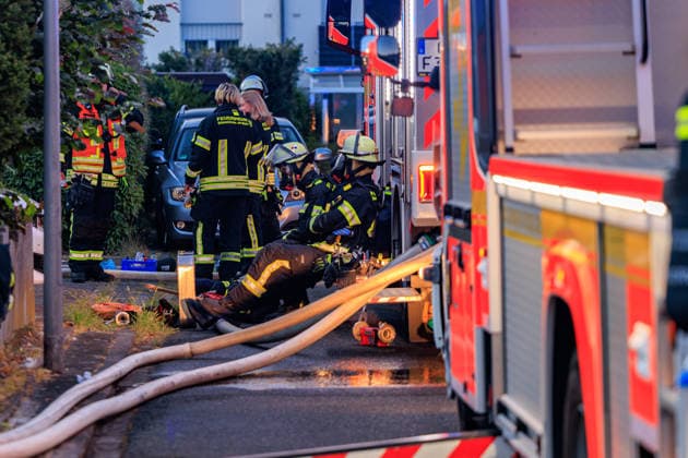 Brand in Garten greift auf zwei Wohnhäuser über Am 08.08.2026 alarmierte die Feuerwehr Rüsselsheim gegen 20 Uhr zu einem Brand im Max-Beckmann-Weg im Stadtteil Rüsselsheim-Haßloch. Nach ersten Erkenntnissen nahm das Feuer im Bereich des Gartens seinen Ausgang und griff auf eine Gartensauna, ein Zimmer im Gebäude sowie den Dachbereich des Nachbargebäudes über. Der Löschangriff erfolgte über die Drehleiter mit Wenderohr sowie mit drei Strahlrohren im Außen- und Innenangriff, mehrere Trupps kamen unter Atemschutz zum Einsatz. Niemand wurde verletzt, drei Bewohner kamen für die Nacht anderweitig unter. Insgesamt waren 54 Einsatzkräfte und 18 Fahrzeuge des Rettungsdienstes und der Feuerwehr im Einsatz. Rüsselsheim am Main Haßloch