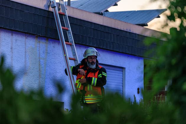 Brand in Garten greift auf zwei Wohnhäuser über Am 08.08.2026 alarmierte die Feuerwehr Rüsselsheim gegen 20 Uhr zu einem Brand im Max-Beckmann-Weg im Stadtteil Rüsselsheim-Haßloch. Nach ersten Erkenntnissen nahm das Feuer im Bereich des Gartens seinen Ausgang und griff auf eine Gartensauna, ein Zimmer im Gebäude sowie den Dachbereich des Nachbargebäudes über. Der Löschangriff erfolgte über die Drehleiter mit Wenderohr sowie mit drei Strahlrohren im Außen- und Innenangriff, mehrere Trupps kamen unter Atemschutz zum Einsatz. Niemand wurde verletzt, drei Bewohner kamen für die Nacht anderweitig unter. Insgesamt waren 54 Einsatzkräfte und 18 Fahrzeuge des Rettungsdienstes und der Feuerwehr im Einsatz. Rüsselsheim am Main Haßloch