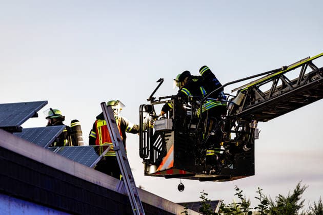 Brand in Garten greift auf zwei Wohnhäuser über Am 08.08.2026 alarmierte die Feuerwehr Rüsselsheim gegen 20 Uhr zu einem Brand im Max-Beckmann-Weg im Stadtteil Rüsselsheim-Haßloch. Nach ersten Erkenntnissen nahm das Feuer im Bereich des Gartens seinen Ausgang und griff auf eine Gartensauna, ein Zimmer im Gebäude sowie den Dachbereich des Nachbargebäudes über. Der Löschangriff erfolgte über die Drehleiter mit Wenderohr sowie mit drei Strahlrohren im Außen- und Innenangriff, mehrere Trupps kamen unter Atemschutz zum Einsatz. Niemand wurde verletzt, drei Bewohner kamen für die Nacht anderweitig unter. Insgesamt waren 54 Einsatzkräfte und 18 Fahrzeuge des Rettungsdienstes und der Feuerwehr im Einsatz. Rüsselsheim am Main Haßloch