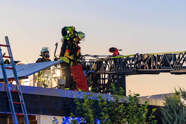Brand in Garten greift auf zwei Wohnhäuser über Am 08.08.2026 alarmierte die Feuerwehr Rüsselsheim gegen 20 Uhr zu einem Brand im Max-Beckmann-Weg im Stadtteil Rüsselsheim-Haßloch. Nach ersten Erkenntnissen nahm das Feuer im Bereich des Gartens seinen Ausgang und griff auf eine Gartensauna, ein Zimmer im Gebäude sowie den Dachbereich des Nachbargebäudes über. Der Löschangriff erfolgte über die Drehleiter mit Wenderohr sowie mit drei Strahlrohren im Außen- und Innenangriff, mehrere Trupps kamen unter Atemschutz zum Einsatz. Niemand wurde verletzt, drei Bewohner kamen für die Nacht anderweitig unter. Insgesamt waren 54 Einsatzkräfte und 18 Fahrzeuge des Rettungsdienstes und der Feuerwehr im Einsatz. Rüsselsheim am Main Haßloch