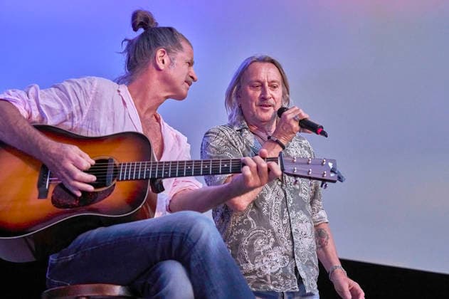 Philipp Feldtkeller Howard F. und Dieter Thomas Kuhn bei der Preview des Dokumentarfilms Und es war Sommer - Dieter Thomas Kuhn & Band beim Seh-Fest auf der Gilde Parkbühne. Hannover, 08.08.2026 *** Philipp Feldtkeller, Howard F, and Dieter Thomas Kuhn at the preview of the documentary *Und es war Sommer* (And It Was Summer) by the Dieter Thomas Kuhn Band at the Seh Fest on the Gilde Parkbühne in Hanover, August 8, 2026 Foto:xU.xStammx xFuturexImagex sommer_6809